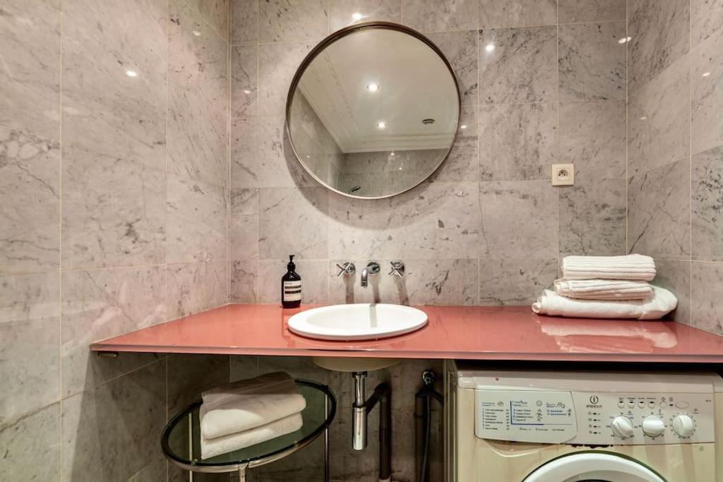Charmant Appartement Au Coeur De Paris Bagian luar foto